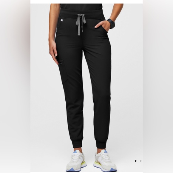 Black Figs set
Catarina one pocket top, high waisted Zamora jogger pants - Picture 2 of 4